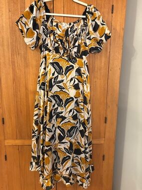 entro Mustard, Black & White Floral Puff-Sleeve Maxi Dress